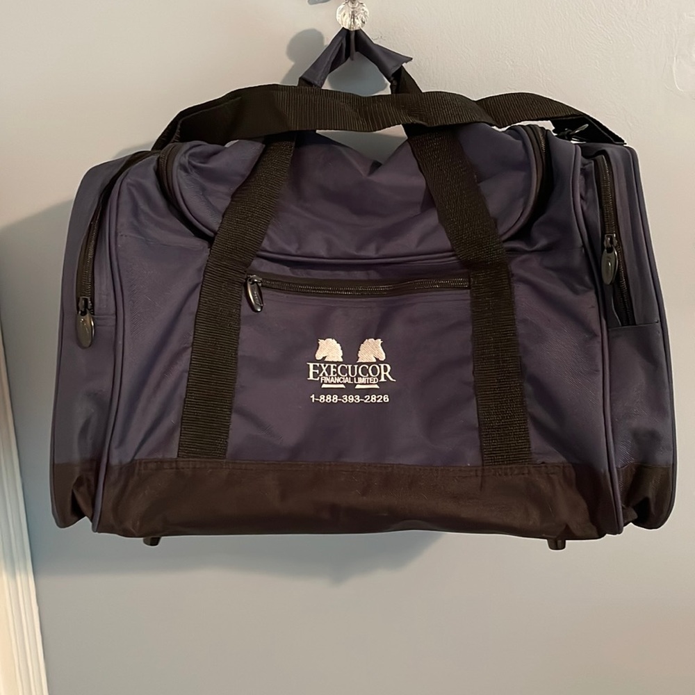 ⭐️Host Pick⭐️ Duffle bag in navy & black like New!